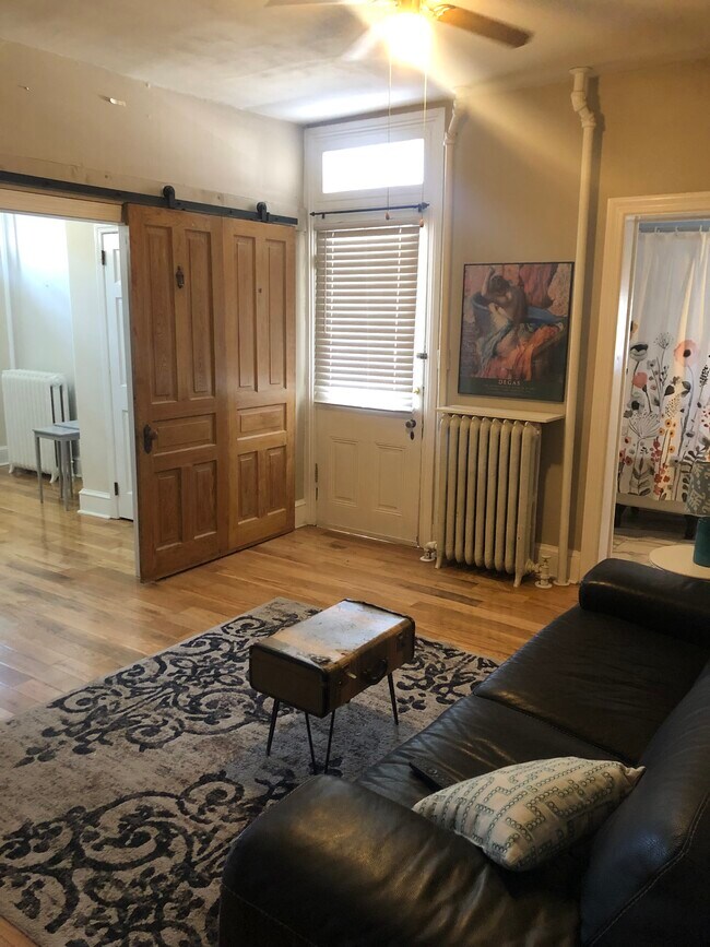 Sala de estar - 400 W Gay St