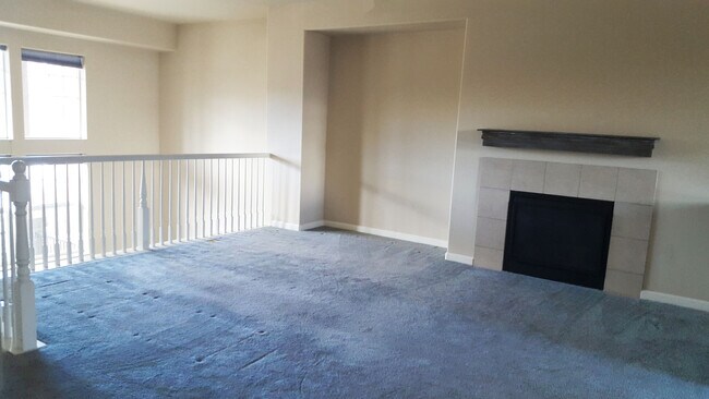 Foto del edificio - Gorgeous Town Home Across from Virginia Lake!