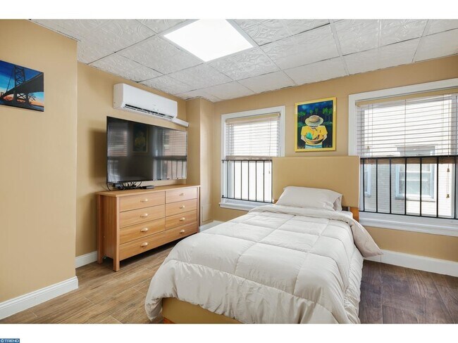 Interior Photo - 4 S Strawberry St