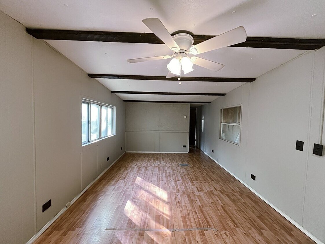 Foto principal - 1360 E Commercial St