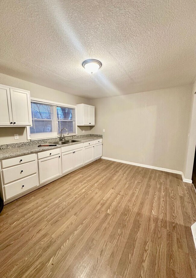 Building Photo - South Kansas City Home For Rent