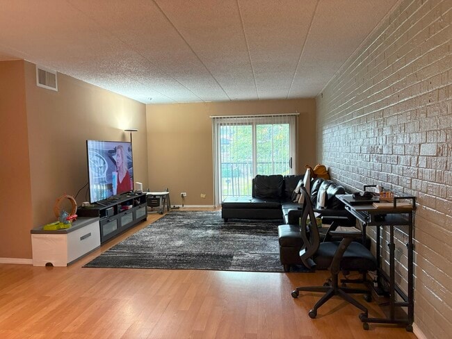 Building Photo - 3854 S Parkway Dr