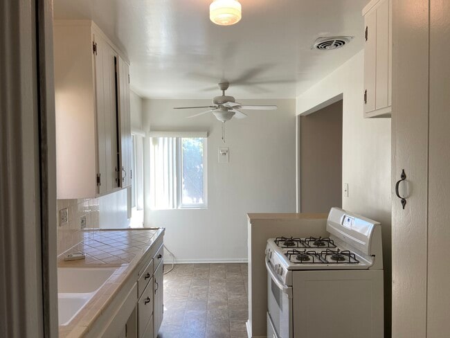 Kitchen - 322 Cornell Dr