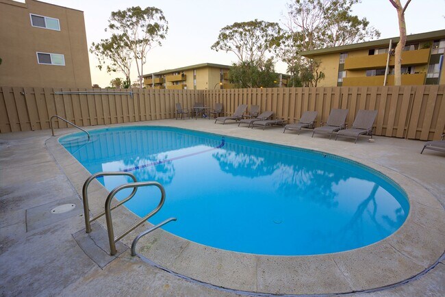 Foto del edificio - Crown Point 1 Bed/1 Bath w/ Parking, On-SIte Laundry, and Pool!