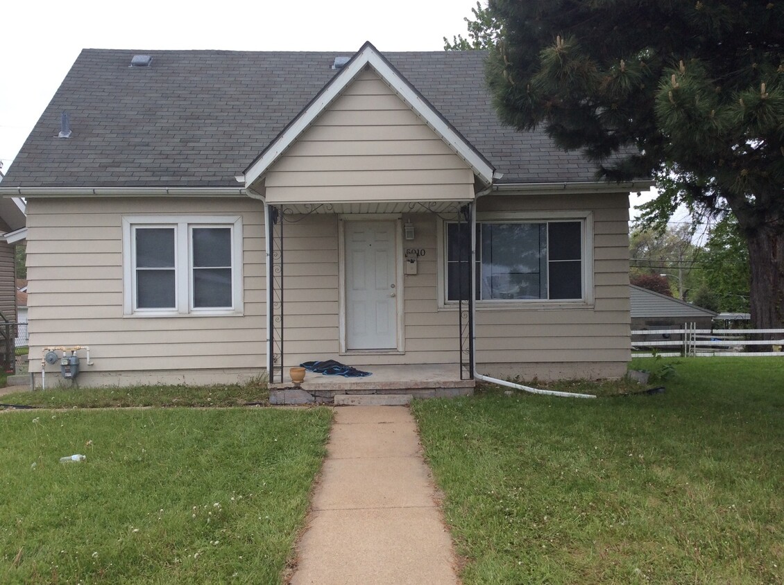 Foto principal - 3 bedroom updated South Omaha home with GA...