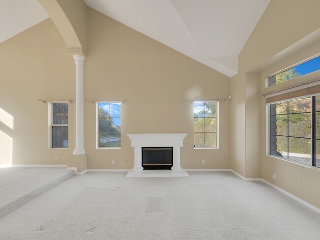 Foto del edificio - Spacious Newbury Park Rental | Grand Entry, Bonus Room & Covered Patio