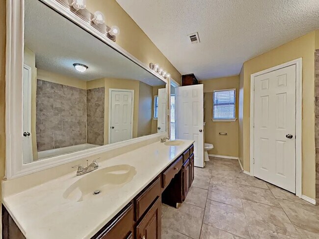 Building Photo - 6625 Basswood Dr
