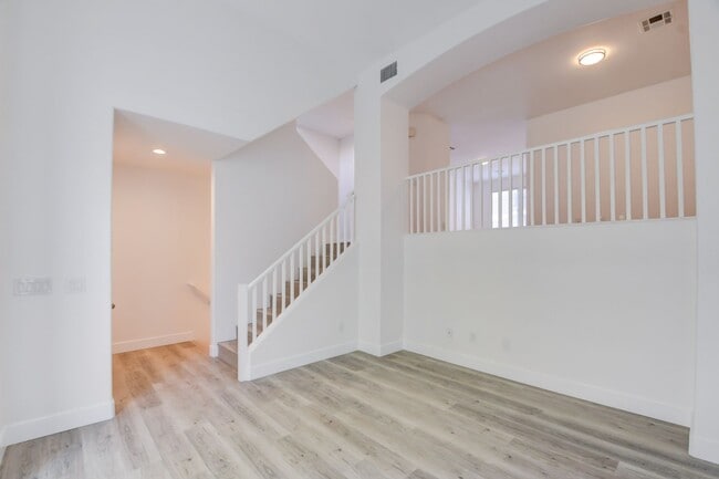 Building Photo - Gorgeous 3 bedroom 2.5 bathroom Townhome c...