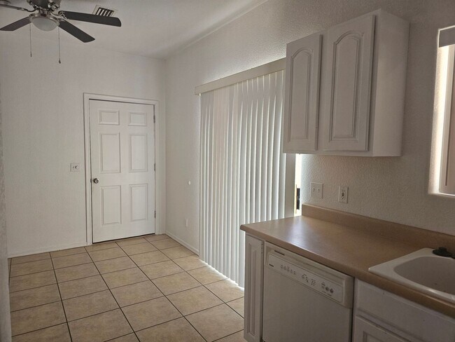 Building Photo - 2299 Shorewood Dr