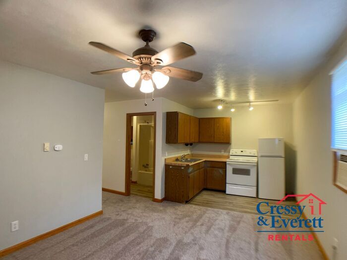 Primary Photo - Upstairs 1 Bedroom Close to Downtown
