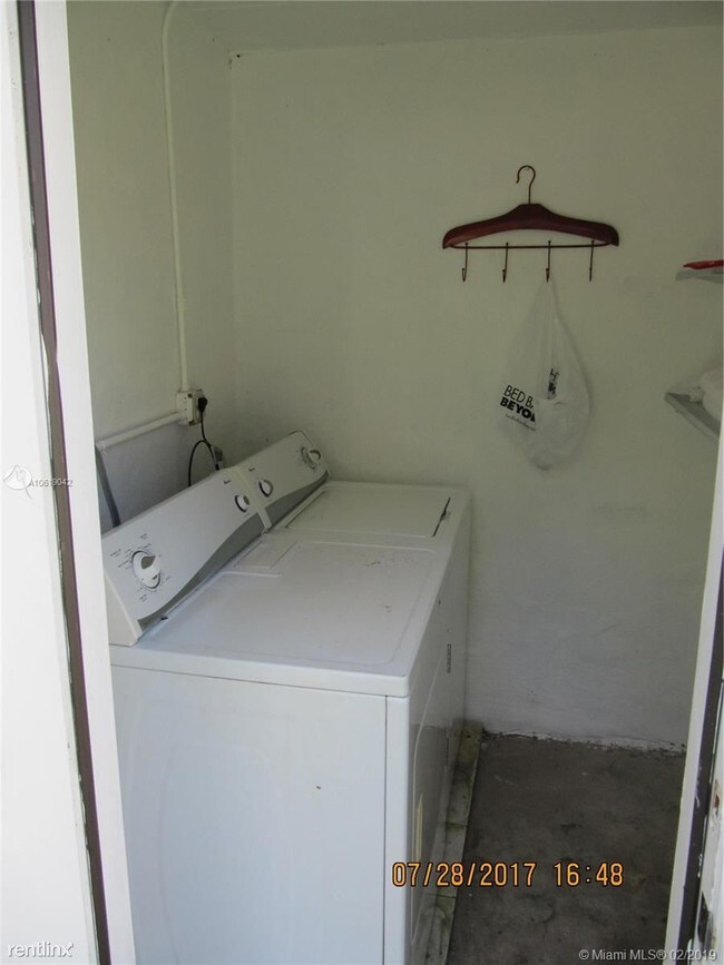 Building Photo - 2 br, 1 bath  - 2920 SW 3rd St