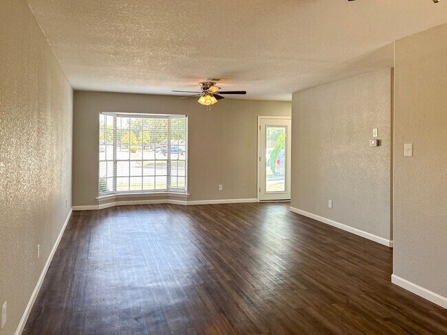 Foto del edificio - Spacious 3 bedroom 2 bath home w/ swimming...