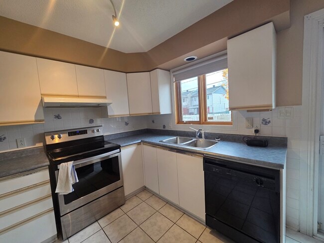 Building Photo - 316 Rue Pierre-Lafontaine