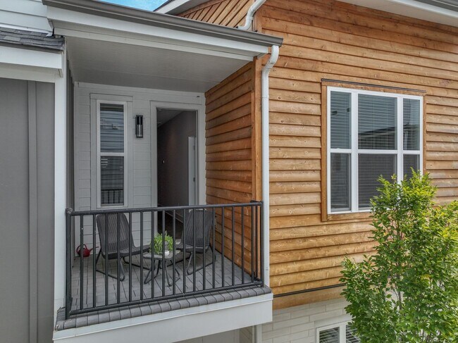 Foto del edificio - **LIKE-NEW, END-UNIT TOWNHOME WITH ATTACHE...