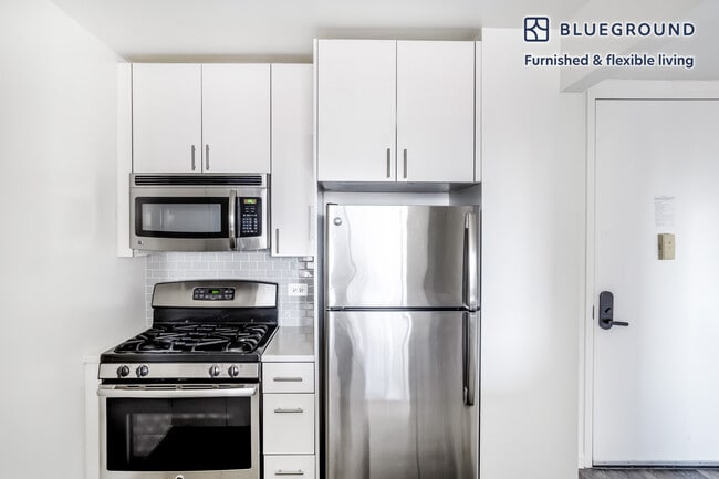 Building Photo - 520 W 43rd St
