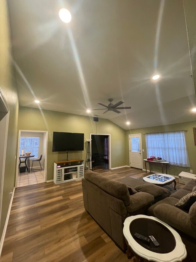 Building Photo - 479 Robin Hood Ct