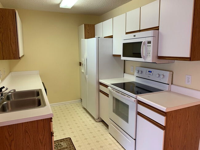Building Photo - 2136 Clearwater Dr