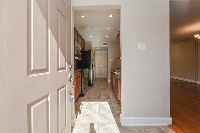 Building Photo - 13859 Hollowgreen Dr