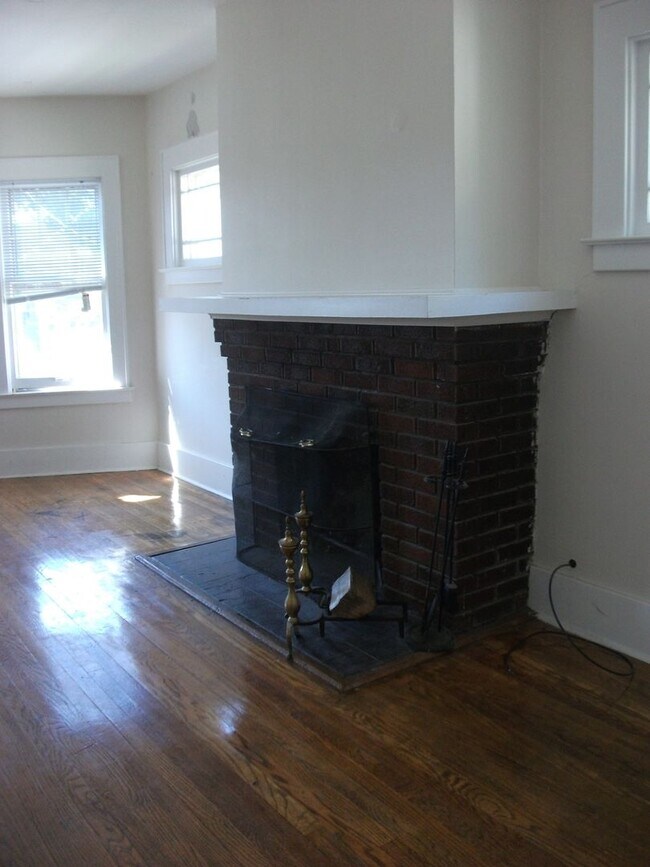 Foto del edificio - 341-43 Roosevelt Ave