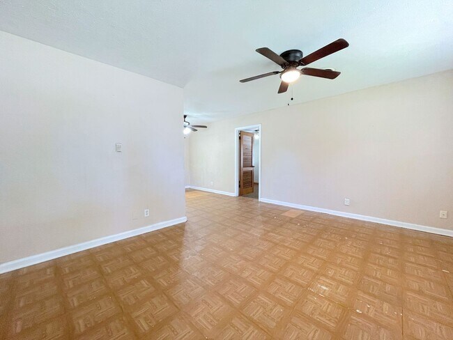 Foto del edificio - Large 3 bedroom with fenced in yard