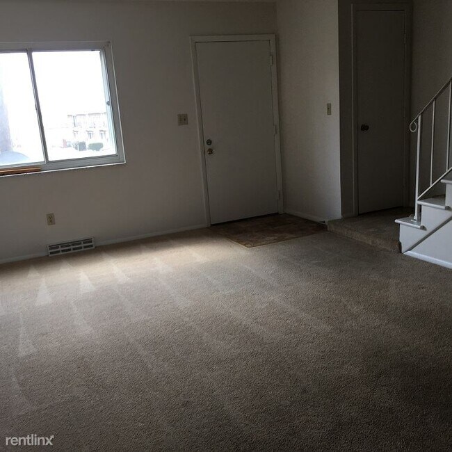 Building Photo - 2 br, 1.5 bath Townhome - 700 Edwards Ave