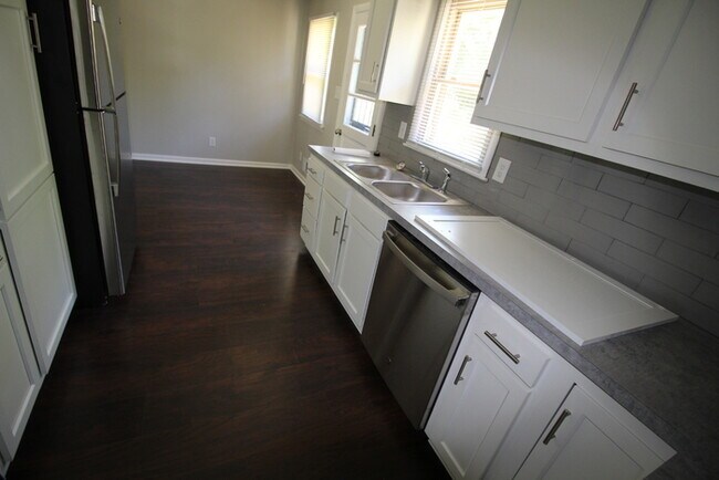 Foto del edificio - 5408 Rayburn Rd