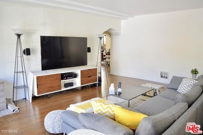 Building Photo - 3 br, 3 bath House - 556 N Flores St # 4