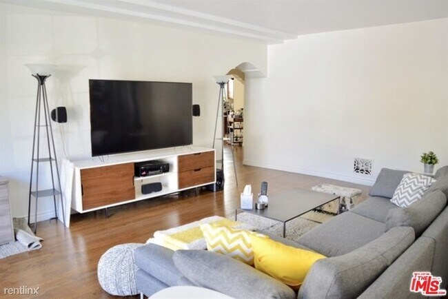 Foto del edificio - 3 br, 3 bath House - 556 N Flores St # 4