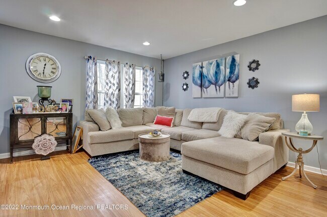 Building Photo - 590 Beachway Ave