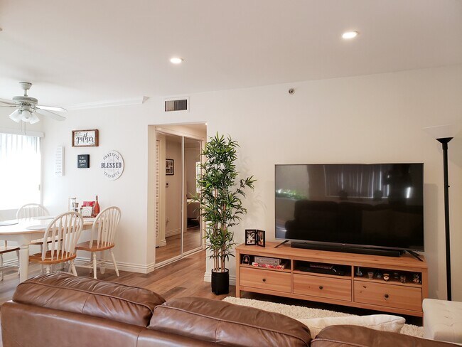 Foto del edificio - 557 W Stocker St