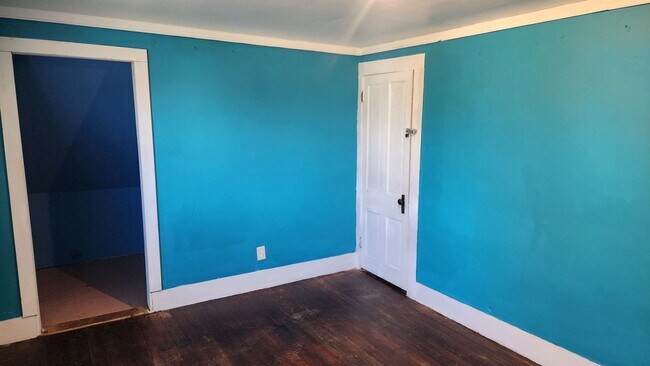 Building Photo - Three bedroom rental home with one full ba...