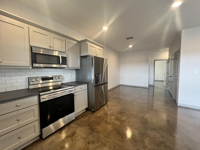 Building Photo - 10071 Shadow Wood Cir