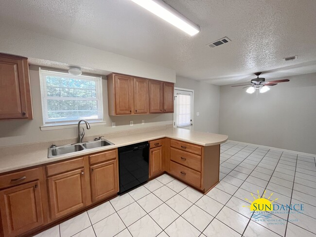 Building Photo - Charming 3 Bedroom Home in Crestview!