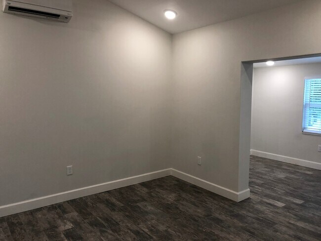 Building Photo - Remodeled & Updated 1/1 House Located in W...