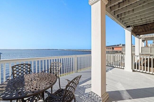 Foto del edificio - Waterfront Townhome for Rent – 3BR/2.5BA –...