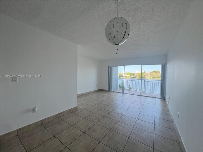 Building Photo - 9363 Fontainebleau Blvd