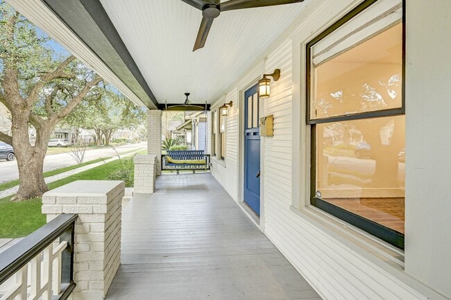 Building Photo - Completely renovated Heights historic bung...