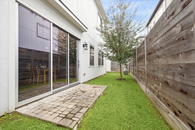 Foto del edificio - 12025 Royal Oaks Run Dr