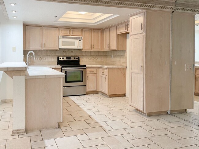 Building Photo - Single-Level 2-Bed Condo in Orange