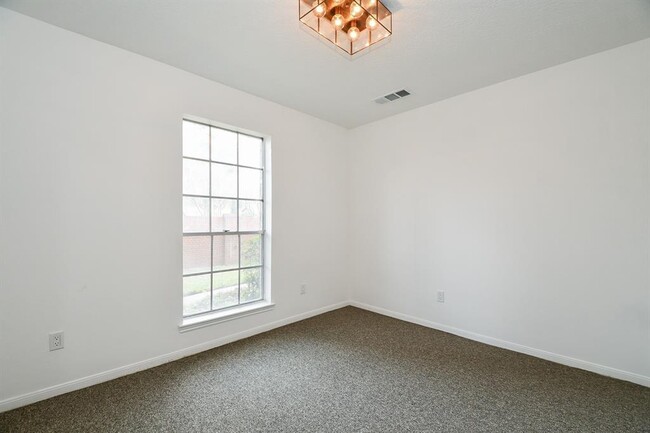Building Photo - 727 Bunker Hill Rd