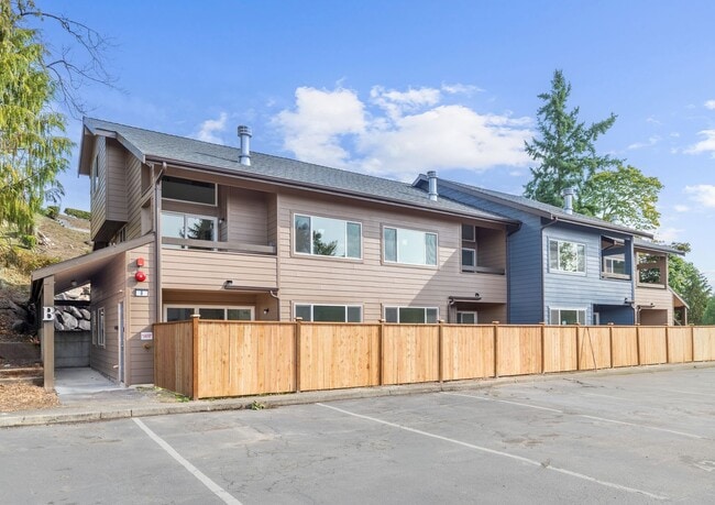 Building Photo - 1 BD 1 BA, beautiful rebuilt condo in conv...