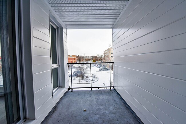 Building Photo - 9675 Av. Papineau