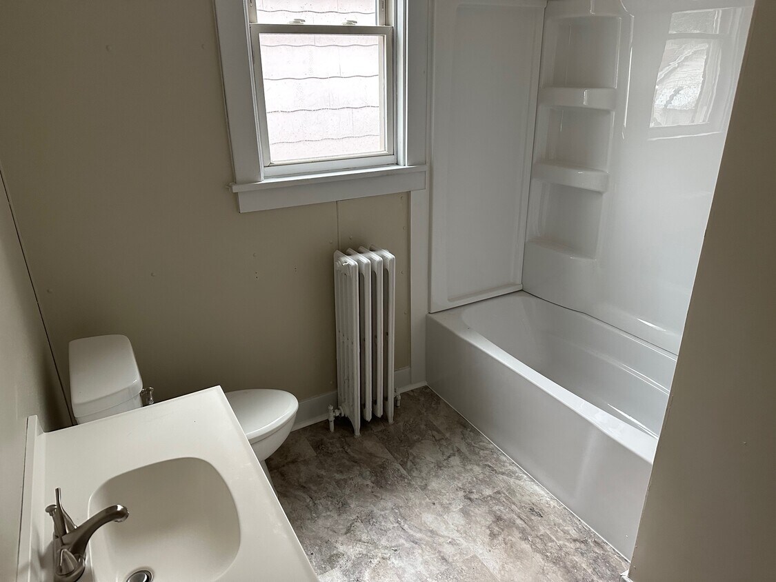 2700 Jackson St Unit 2, Dubuque, IA 52001 Apartments in Dubuque, IA