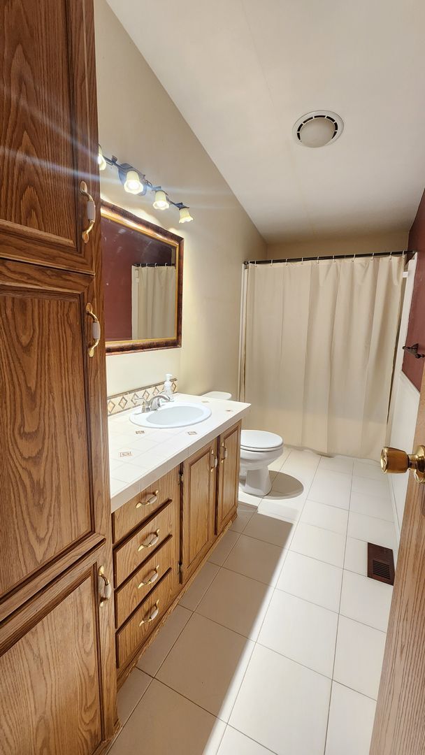 Building Photo - 6 Bedroom Ranch Style Home with Finished B...