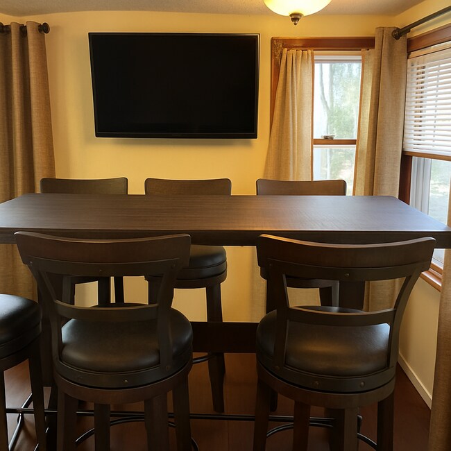 Foto del edificio - Immediate Move In- Fully Furnished Short T...
