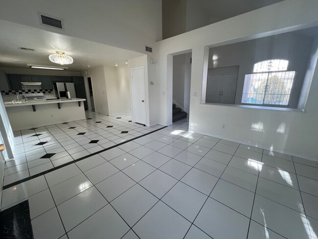 Building Photo - Don't Miss Out On This Beauty