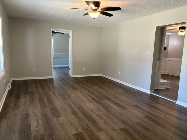 Building Photo - 3 Bedroom, 1 Bathroom House in Eden!