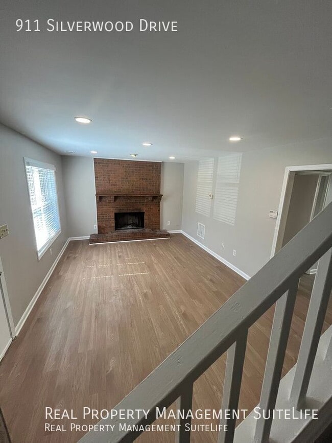 Foto del edificio - 911 Silverwood Dr