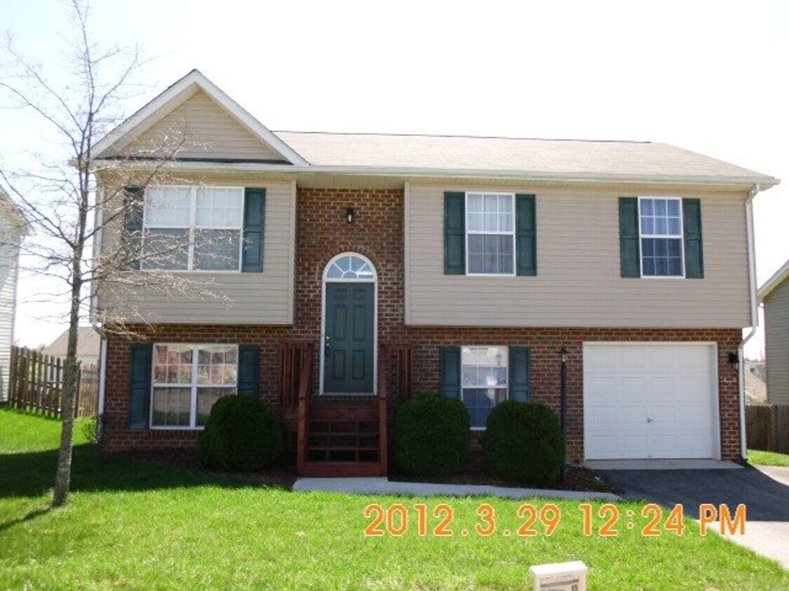 Foto principal - 4 Bedroom 2.5 Bath House with 1 Car Garage