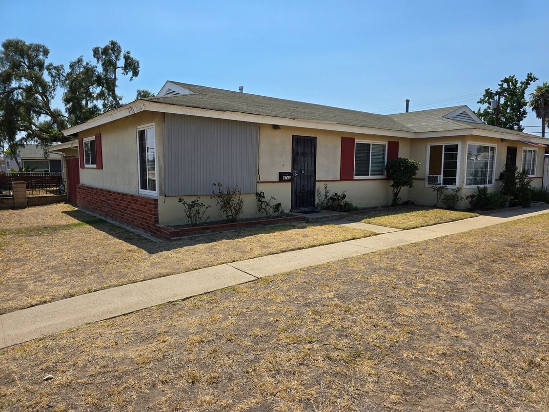 Primary Photo - 4764-66 Clairemont Dr